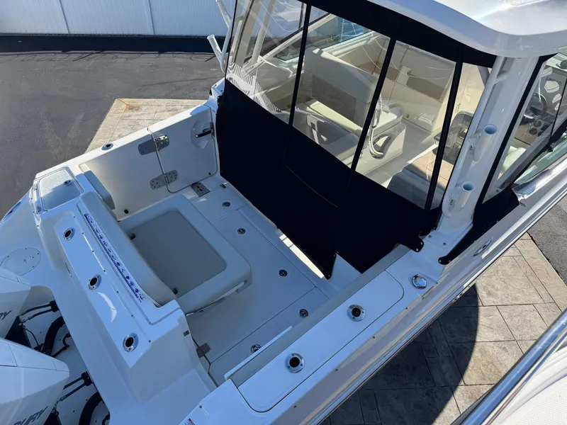 Slide: The Image of Boston Whaler 280 Vantage 2023 - 33