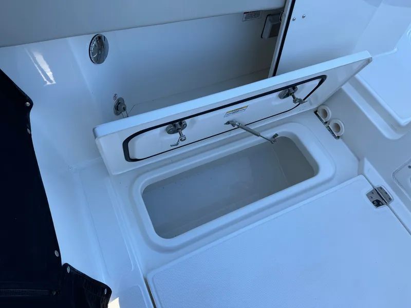 Slide: The Image of Boston Whaler 280 Vantage 2023 - 34