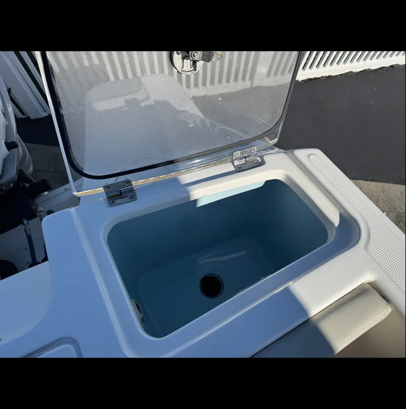 Slide: The Image of Boston Whaler 280 Vantage 2023 - 35