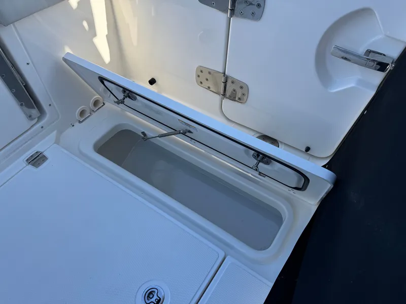 Slide: The Image of Boston Whaler 280 Vantage 2023 - 36