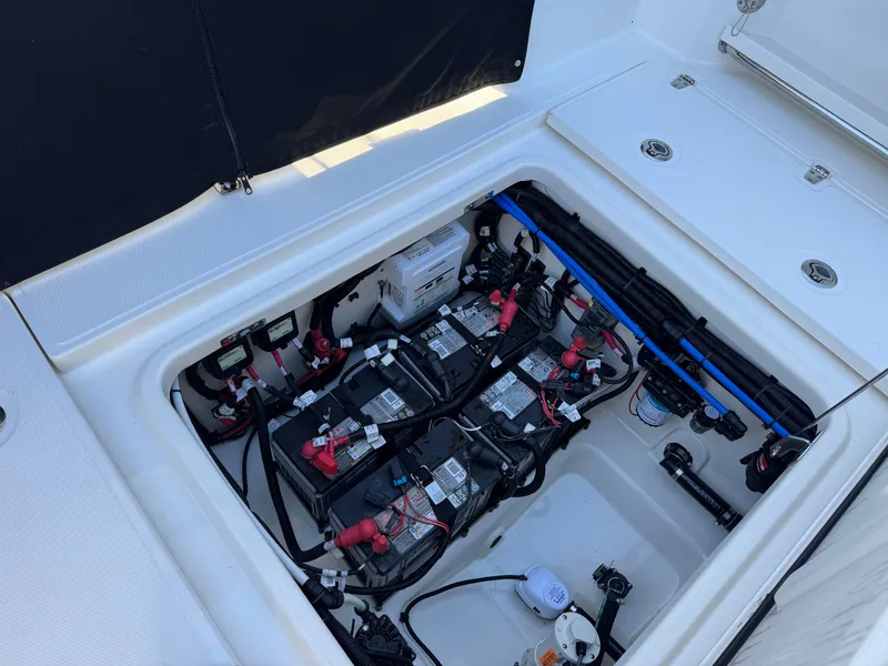 Slide: The Image of Boston Whaler 280 Vantage 2023 - 37