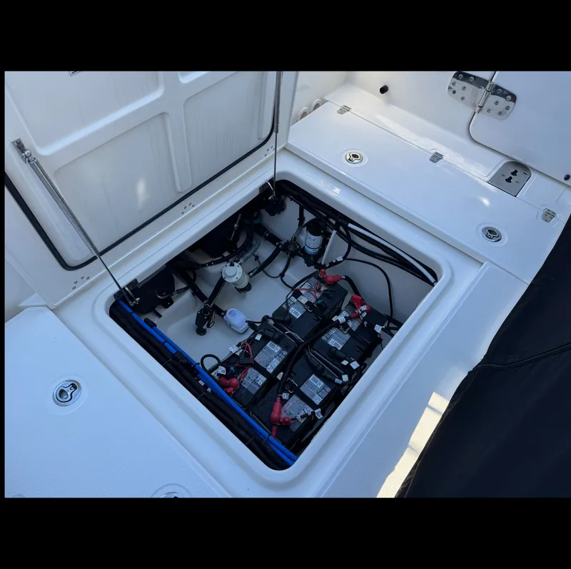 Slide: The Image of Boston Whaler 280 Vantage 2023 - 38