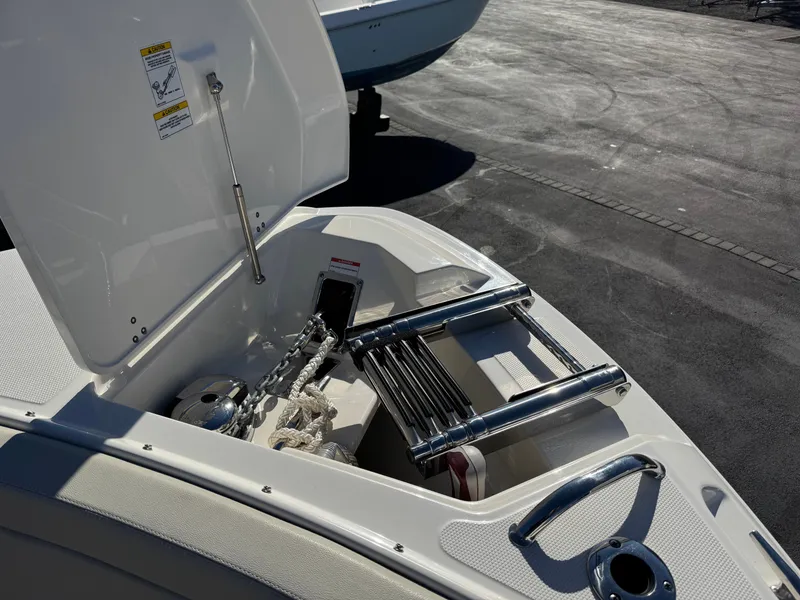 Slide: The Image of Boston Whaler 280 Vantage 2023 - 4