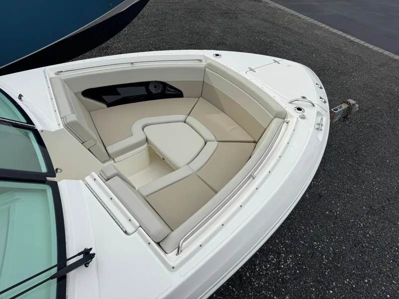 Slide: The Image of Boston Whaler 280 Vantage 2023 - 5