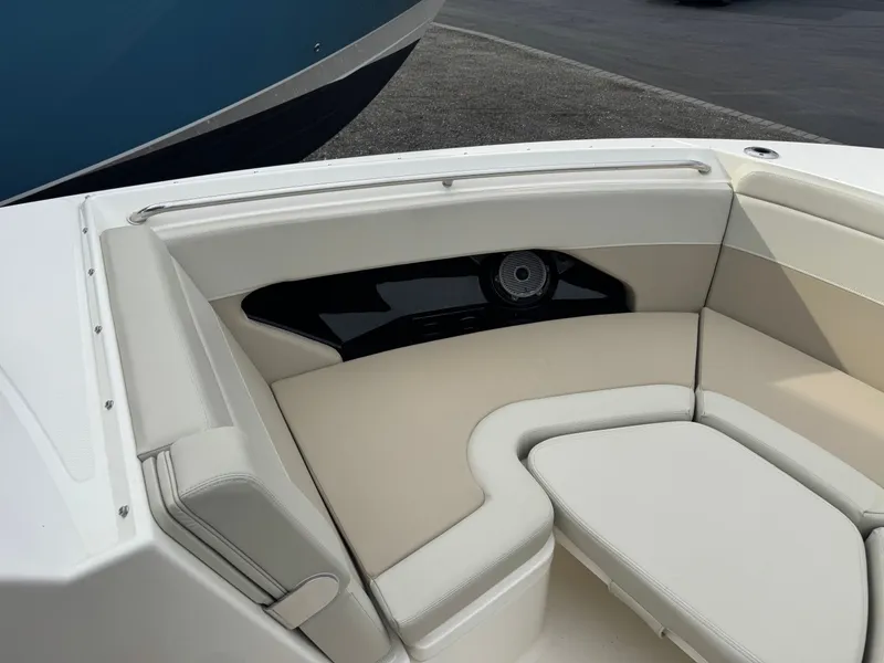 Slide: The Image of Boston Whaler 280 Vantage 2023 - 6