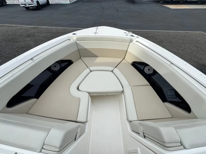 Slide: The Image of Boston Whaler 280 Vantage 2023 - 7