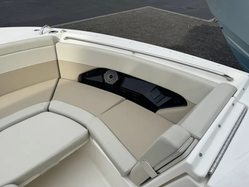 Slide: The Image of Boston Whaler 280 Vantage 2023 - 8