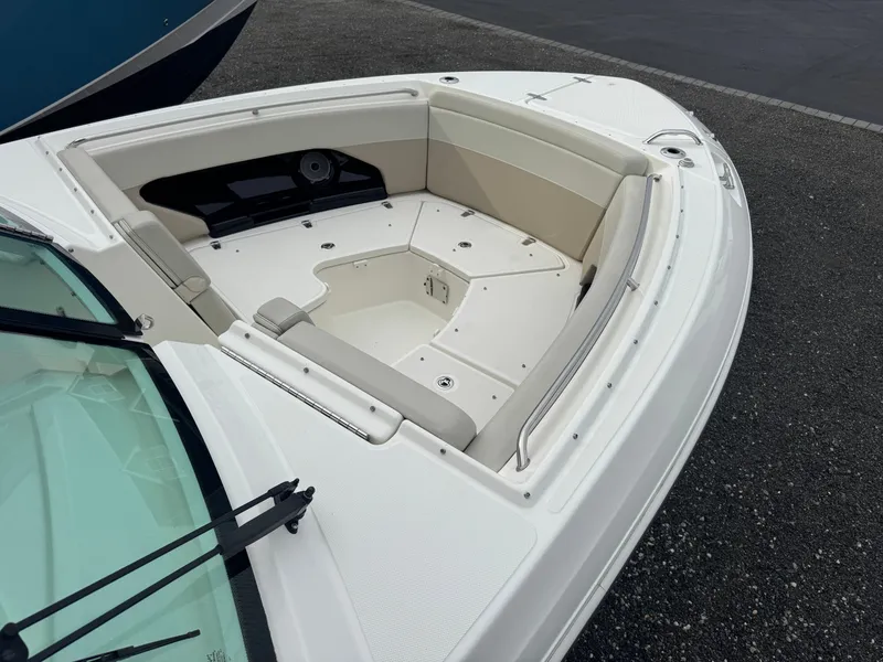 Slide: The Image of Boston Whaler 280 Vantage 2023 - 9