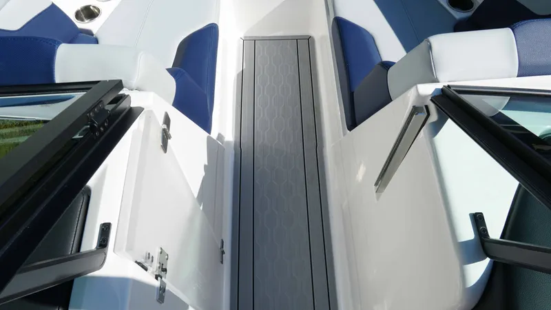 Slide: The Image of MasterCraft XT23 2026 - 17