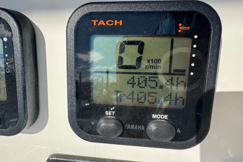 Slide: The Image of Tachometer display on 2015 Wellcraft 290 Coastal boat showing 485.4 hours. - 16