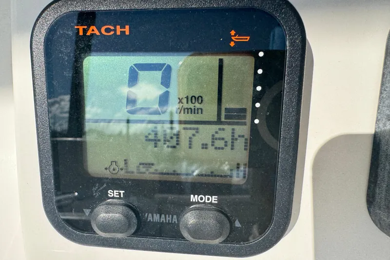 Slide: The Image of Yamaha tachometer display on 2015 Wellcraft 290 Coastal boat, showing 487.6 hours. - 17