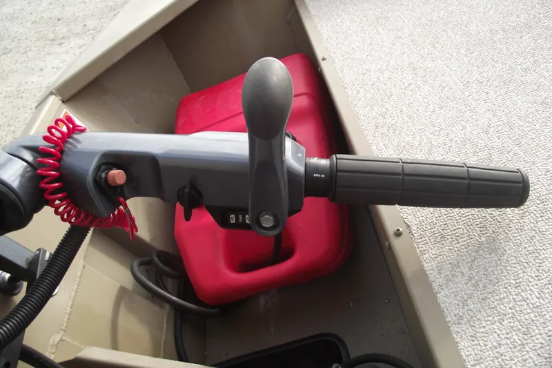 Slide: The Image of Throttle control of 2022 SeaArk DXS 1548 DKLD boat with red safety cord. - 12