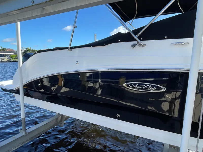 Slide: The Image of Sea Ray SDX 250 Outboard 2019 - 10