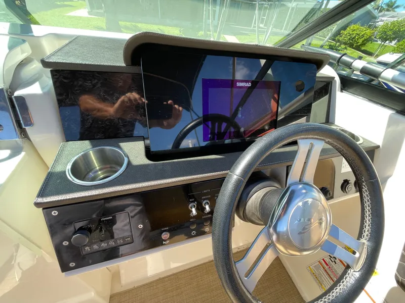 Slide: The Image of Sea Ray SDX 250 Outboard 2019 - 24