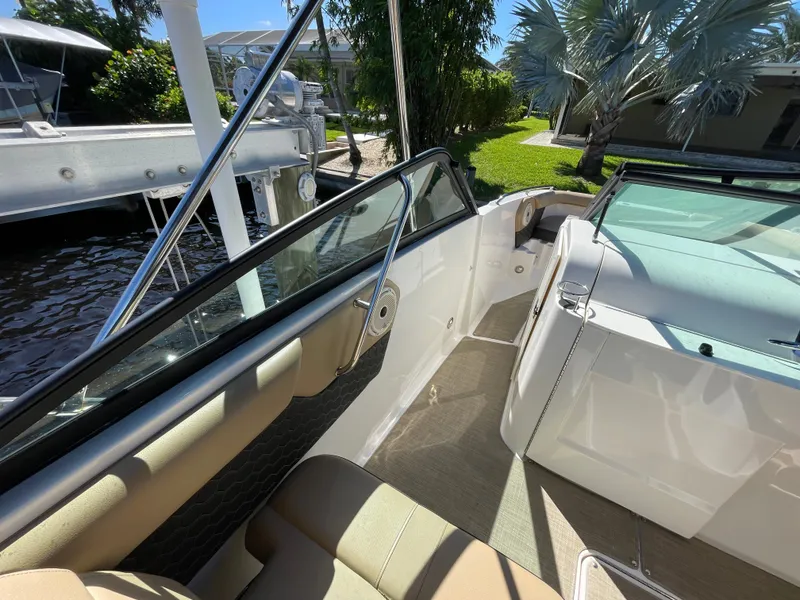 Slide: The Image of Sea Ray SDX 250 Outboard 2019 - 28