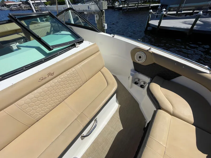 Slide: The Image of Sea Ray SDX 250 Outboard 2019 - 32