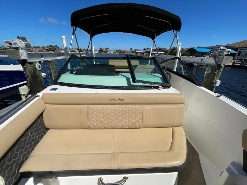 Slide: The Image of Sea Ray SDX 250 Outboard 2019 - 33