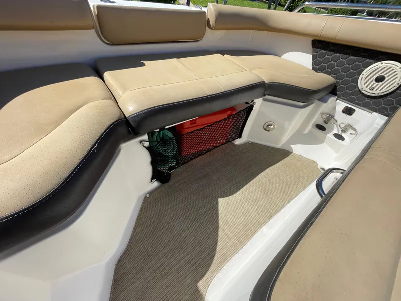 Slide: The Image of Sea Ray SDX 250 Outboard 2019 - 35