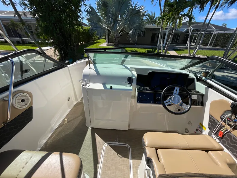 Slide: The Image of Sea Ray SDX 250 Outboard 2019 - 39