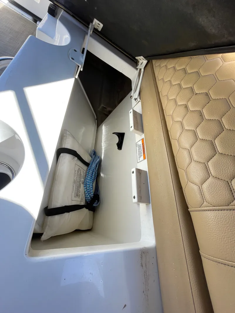 Slide: The Image of Sea Ray SDX 250 Outboard 2019 - 42