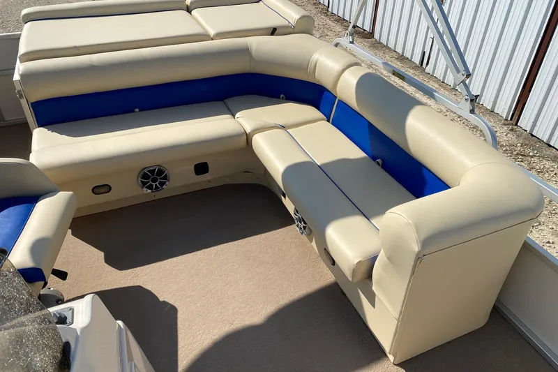Slide: The Image of 2004 G3 SunCatcher LX 20 Cruise boat interior with beige and blue seating. - 8