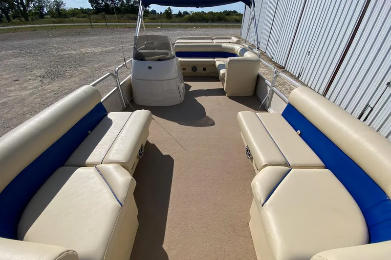 Slide: The Image of 2004 G3 SunCatcher LX 20 Cruise pontoon boat with beige and blue seating. - 9