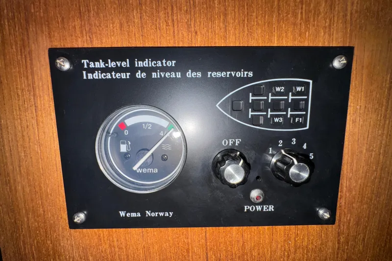 Slide: The Image of Tank-level indicator panel on 1999 Hunter Passage 420 yacht, featuring Wema Norway gauge. - 60