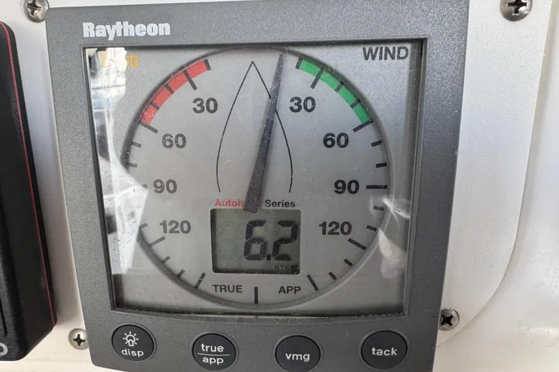 Slide: The Image of Raytheon wind gauge on 1999 Hunter Passage 420, displaying 6.2 knots. - 82
