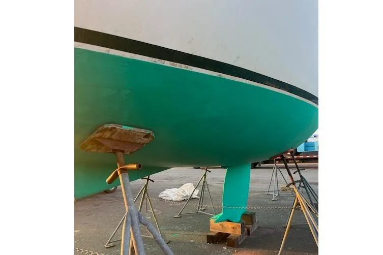 Slide: The Image of 1998 Beneteau Oceanis 352 sailboat hull on stands, green bottom paint visible. - 40