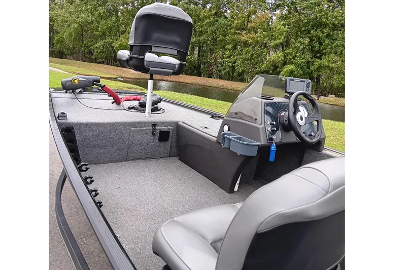 Slide: The Image of 2023 Tracker Bass Tracker Classic XL boat interior with steering console and seating. - 10
