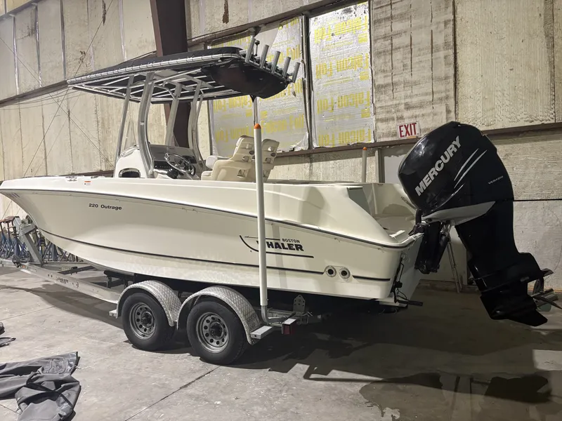 Slide: The Image of Boston Whaler 220 Outrage 2014 - 1