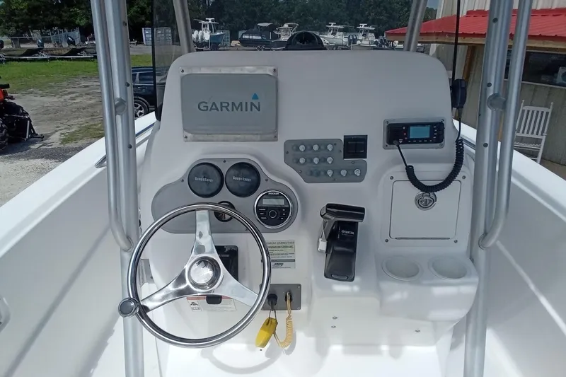 Slide: The Image of Center console of a 2006 Wellcraft 232 Fisherman boat with Garmin navigation system. - 14