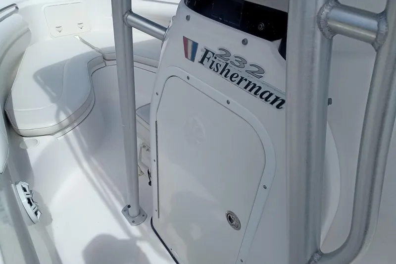 Slide: The Image of 2006 Wellcraft 232 Fisherman boat interior with seating and console details. - 16