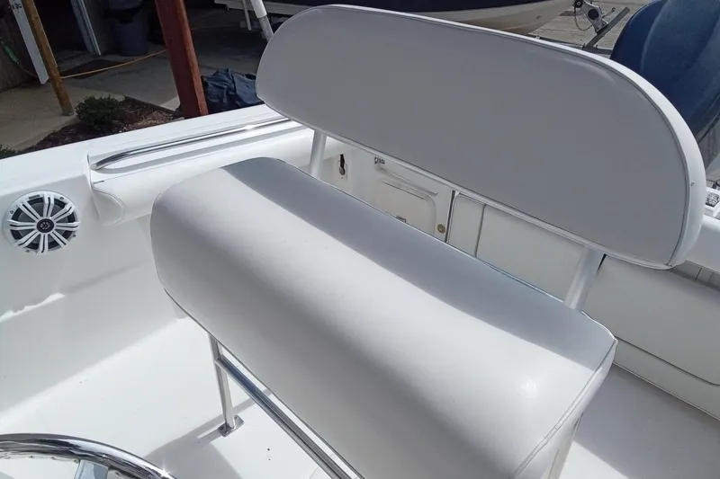 Slide: The Image of 2006 Wellcraft 232 Fisherman boat seat with white upholstery and speaker. - 19