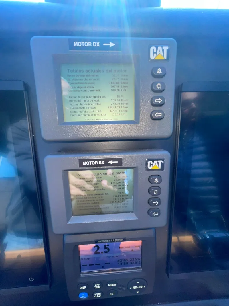 Slide: The Image of Hatteras GT63 2013 - 92