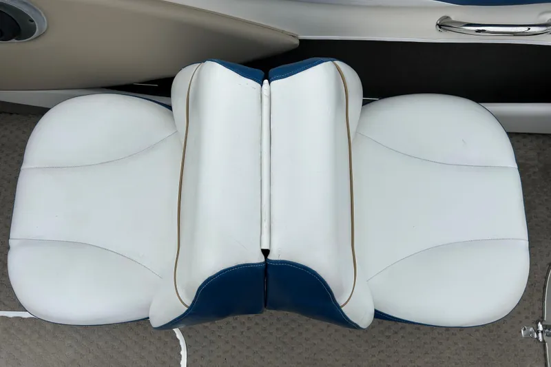 Slide: The Image of White and blue boat seats on a 2002 Bayliner 195 Capri. - 25