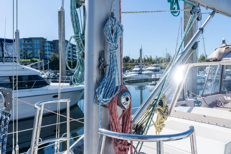 Slide: The Image of 2008 Island Packet 465 sailboat mast and rigging in a marina setting. - 60