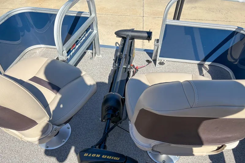 Slide: The Image of 2019 Sun Tracker Bass Buggy 16 DLX boat seats and motor, top view. - 5