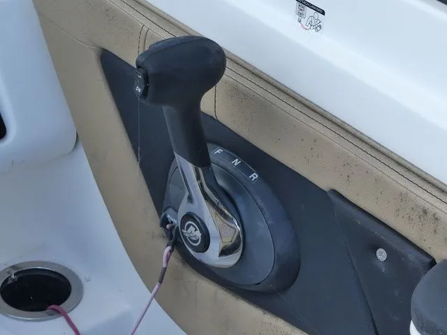 Slide: The Image of Sea Ray SPX 210 2022 - 18