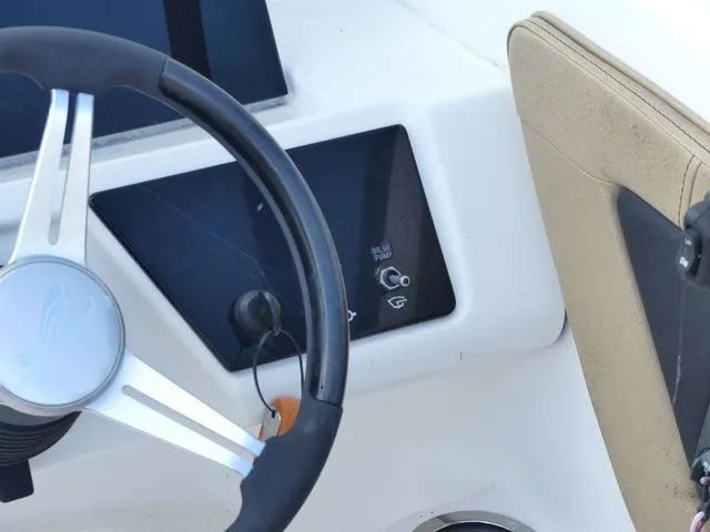 Slide: The Image of Sea Ray SPX 210 2022 - 20