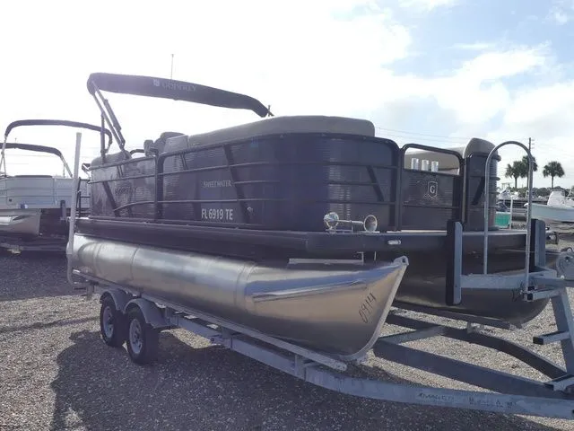 Slide: The Image of Godfrey Marine Sweetwater 2086 BF 2022 - 3