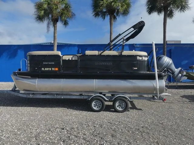 Slide: The Image of Godfrey Marine Sweetwater 2086 BF 2022 - 7