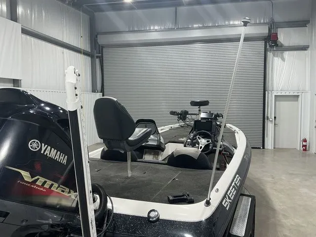 Slide: The Image of Skeeter ZX20 2012 - 15