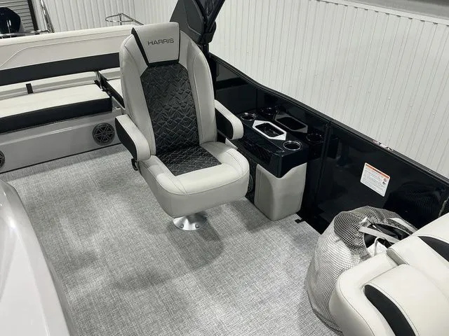 Slide: The Image of Harris Grand Mariner 250 SLDH 2026 - 18