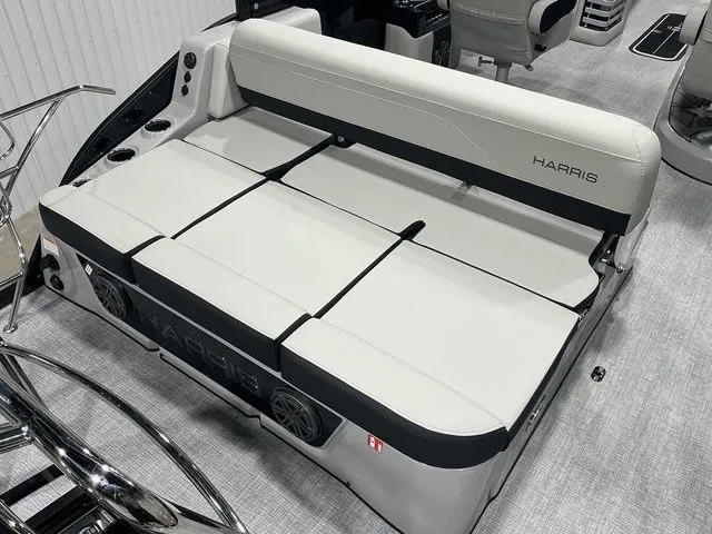 Slide: The Image of Harris Grand Mariner 250 SLDH 2026 - 9