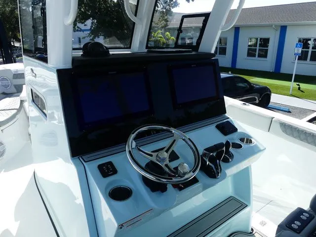 Slide: The Image of Sea Pro 322 Offshore DLX 2025 - 10