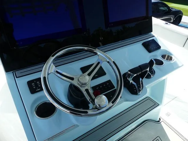 Slide: The Image of Sea Pro 322 Offshore DLX 2025 - 12