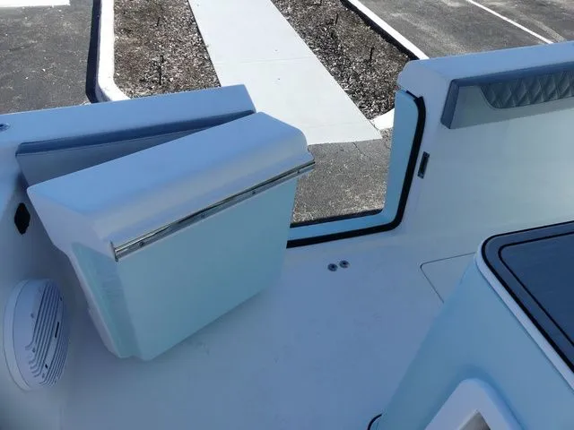 Slide: The Image of Sea Pro 322 Offshore DLX 2025 - 23