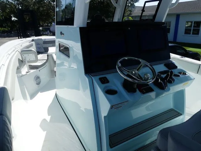 Slide: The Image of Sea Pro 322 Offshore DLX 2025 - 24