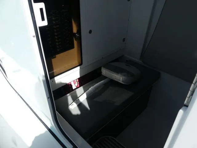 Slide: The Image of Sea Pro 322 Offshore DLX 2025 - 33